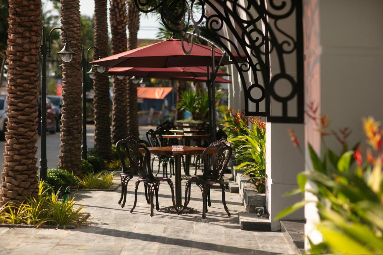 Grand Sunrise Palace Hoi An- A Luxury Indochine Hotel & Spa Esterno foto A restaurant in Palm Springs
