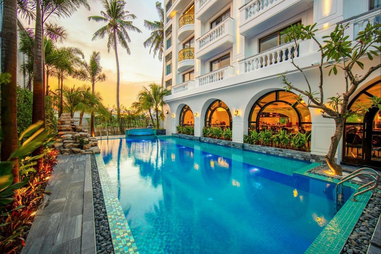 Grand Sunrise Palace Hoi An- A Luxury Indochine Hotel & Spa Esterno foto The hotel's pool