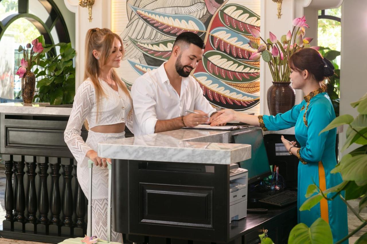 Grand Sunrise Palace Hoi An- A Luxury Indochine Hotel & Spa Esterno foto A guest checking in at the hotel