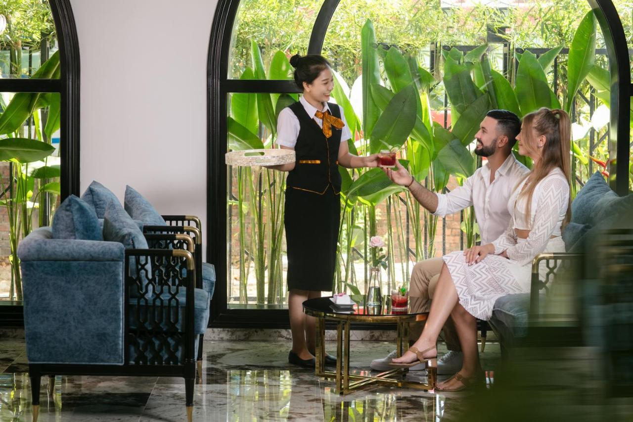Grand Sunrise Palace Hoi An- A Luxury Indochine Hotel & Spa Esterno foto A hotel butler serving drinks