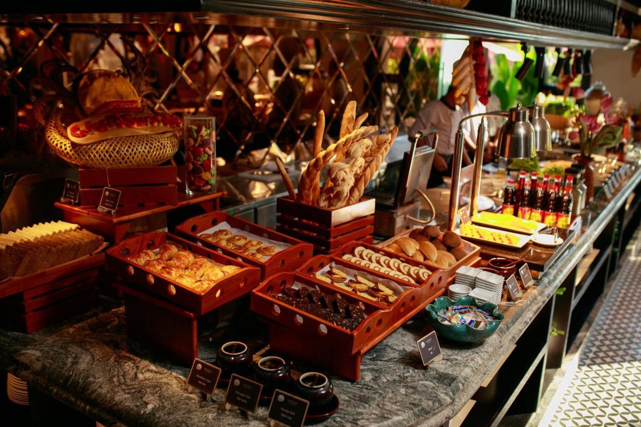 Grand Sunrise Palace Hoi An- A Luxury Indochine Hotel & Spa Esterno foto A buffet at a hotel