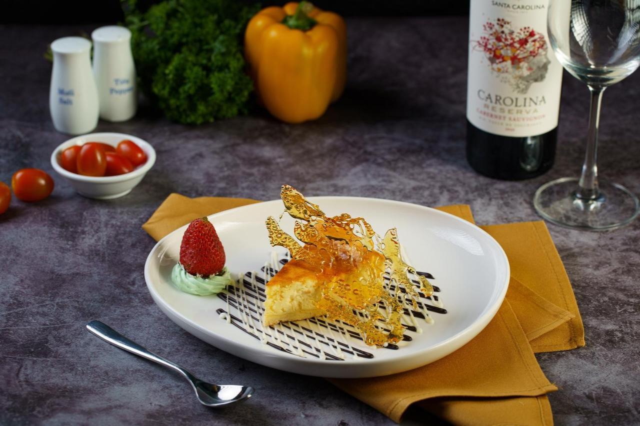 Grand Sunrise Palace Hoi An- A Luxury Indochine Hotel & Spa Esterno foto A cheesecake with a caramel lattice