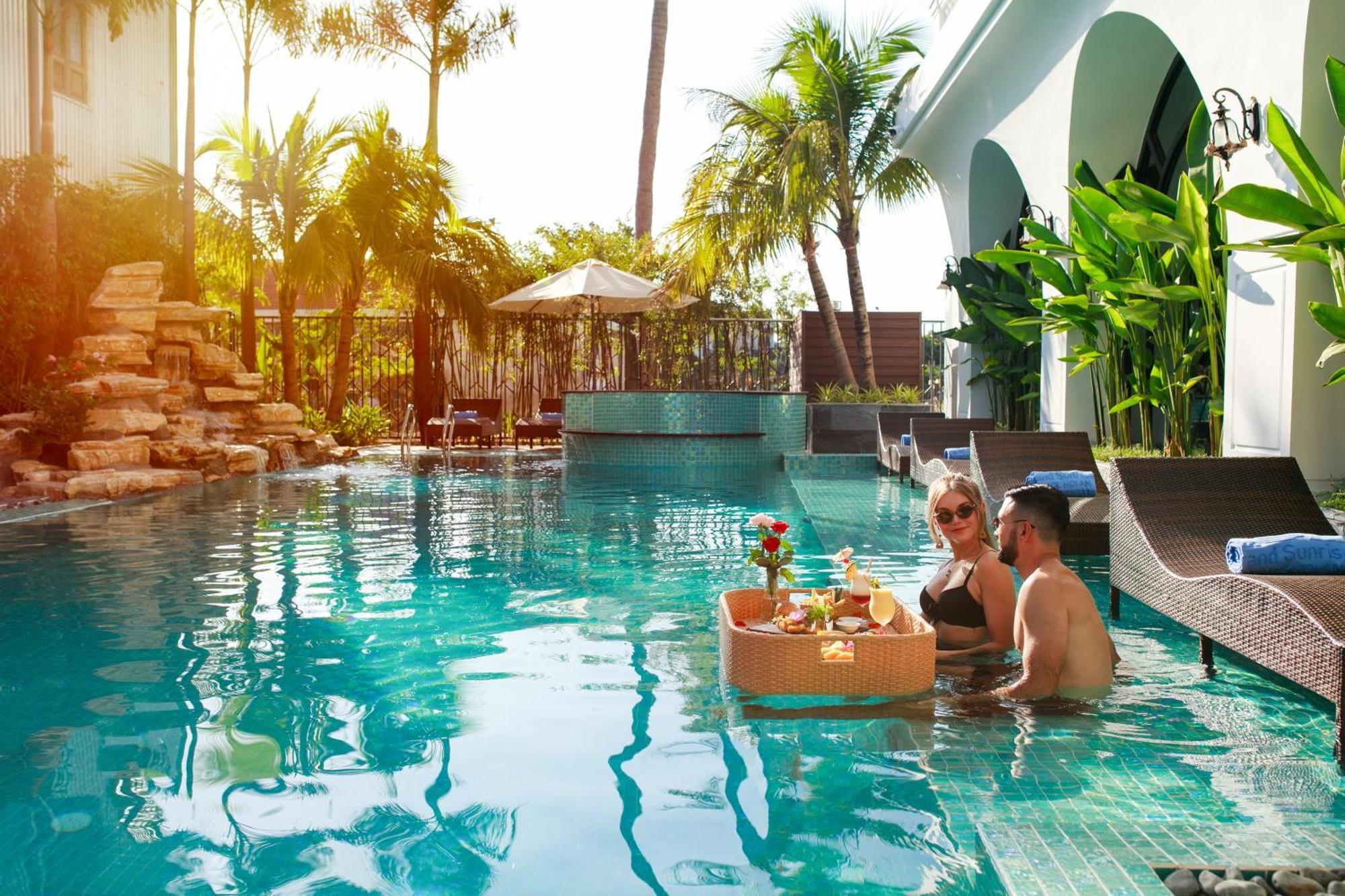 Grand Sunrise Palace Hoi An- A Luxury Indochine Hotel & Spa Esterno foto The swimming pool at the hotel