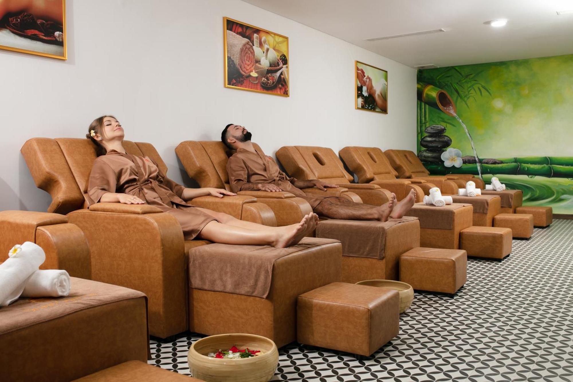 Grand Sunrise Palace Hoi An- A Luxury Indochine Hotel & Spa Esterno foto A foot massage parlor in Vietnam