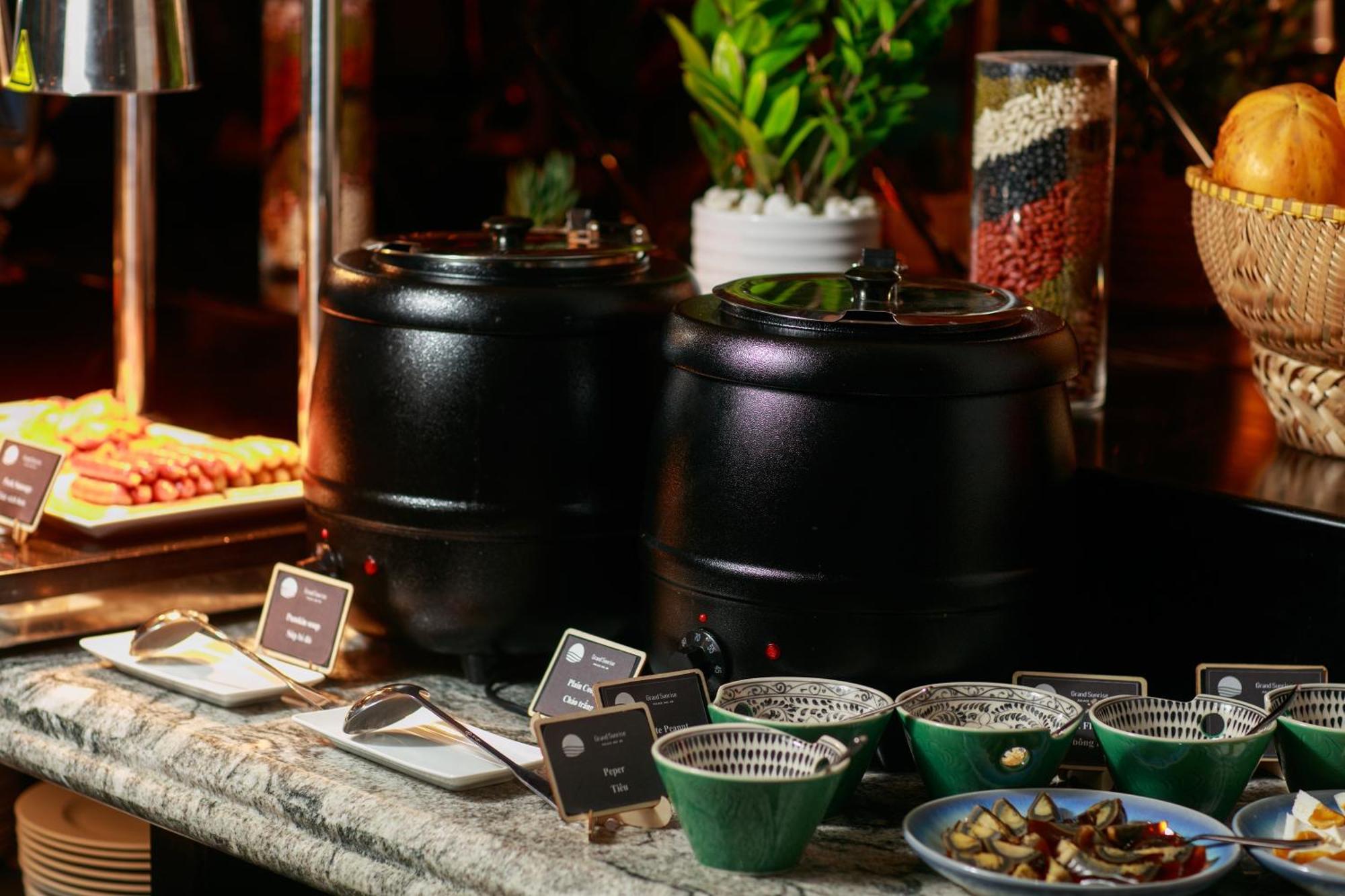Grand Sunrise Palace Hoi An- A Luxury Indochine Hotel & Spa Esterno foto A chafing dish