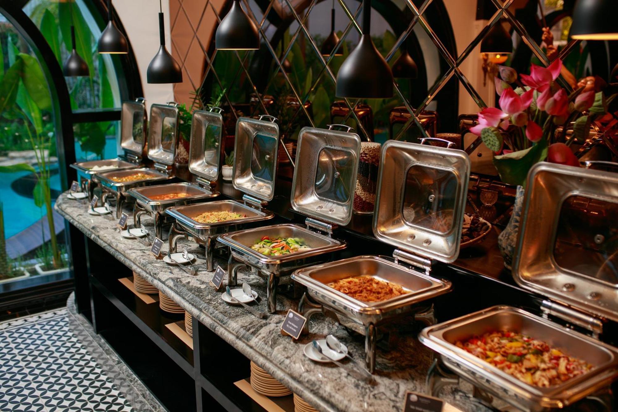 Grand Sunrise Palace Hoi An- A Luxury Indochine Hotel & Spa Esterno foto A buffet at a restaurant