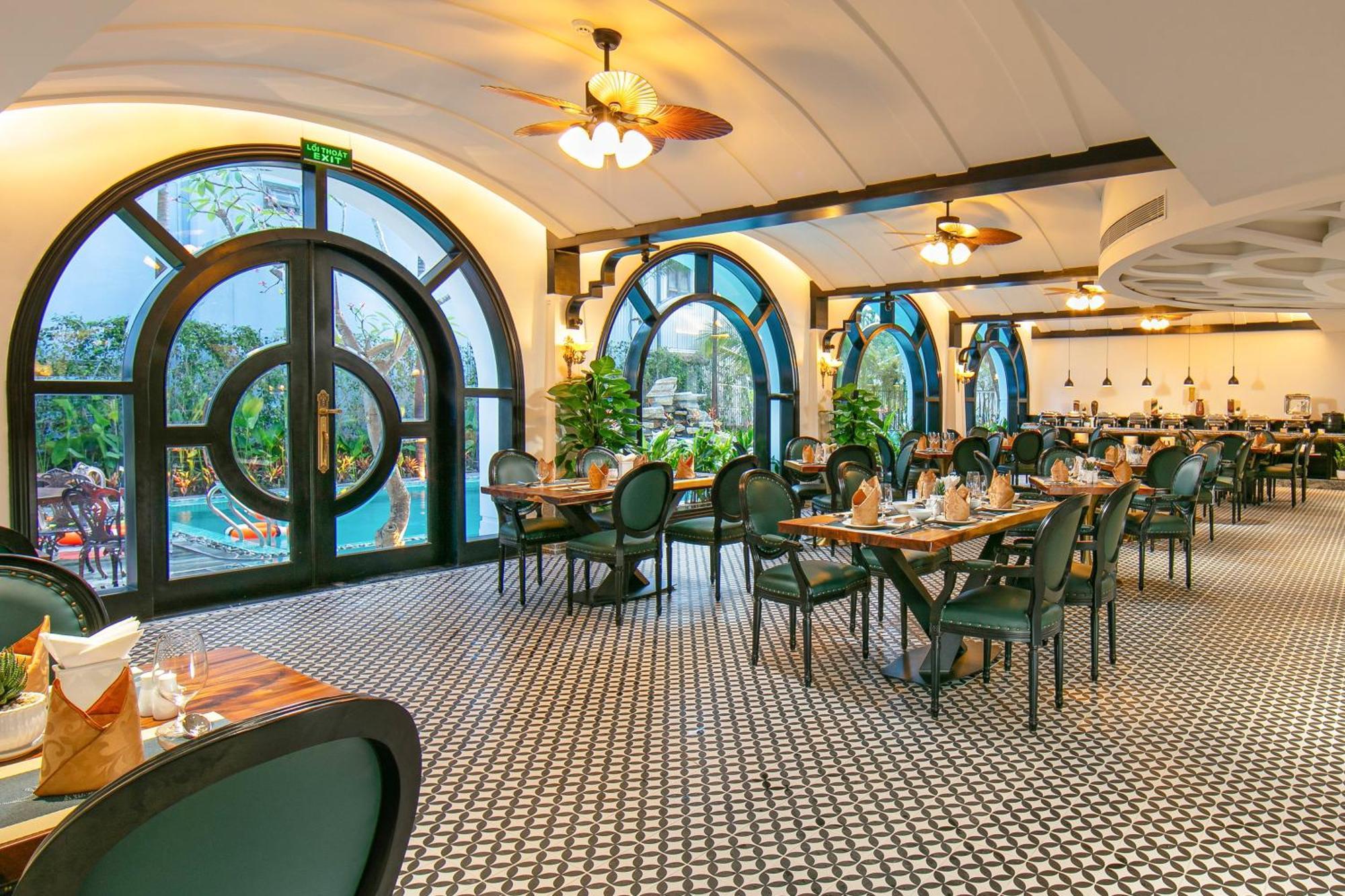 Grand Sunrise Palace Hoi An- A Luxury Indochine Hotel & Spa Esterno foto The restaurant's interior